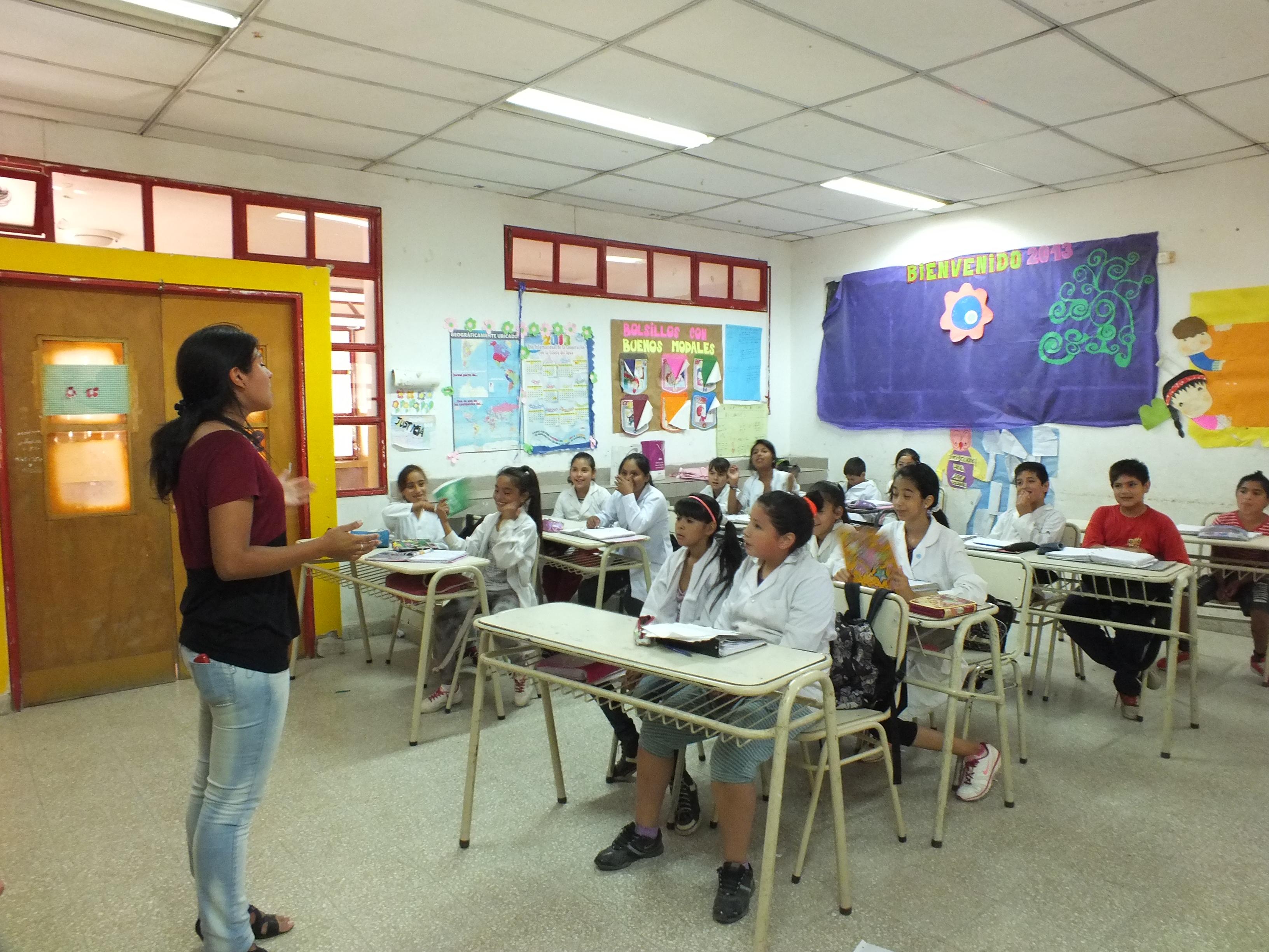 Estudiantes aprendiendo a prevenir enfermedades en una plática educativa por parte de una interna de medicina. Interna de medicina le enseña a estudiantes a prevenir enfermedades comunes en Argentina.
